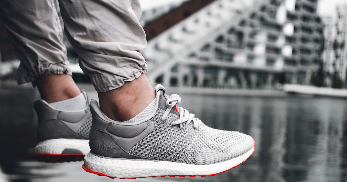 Gros plan sur des chaussures de running grises portées lors d'un entraînement
