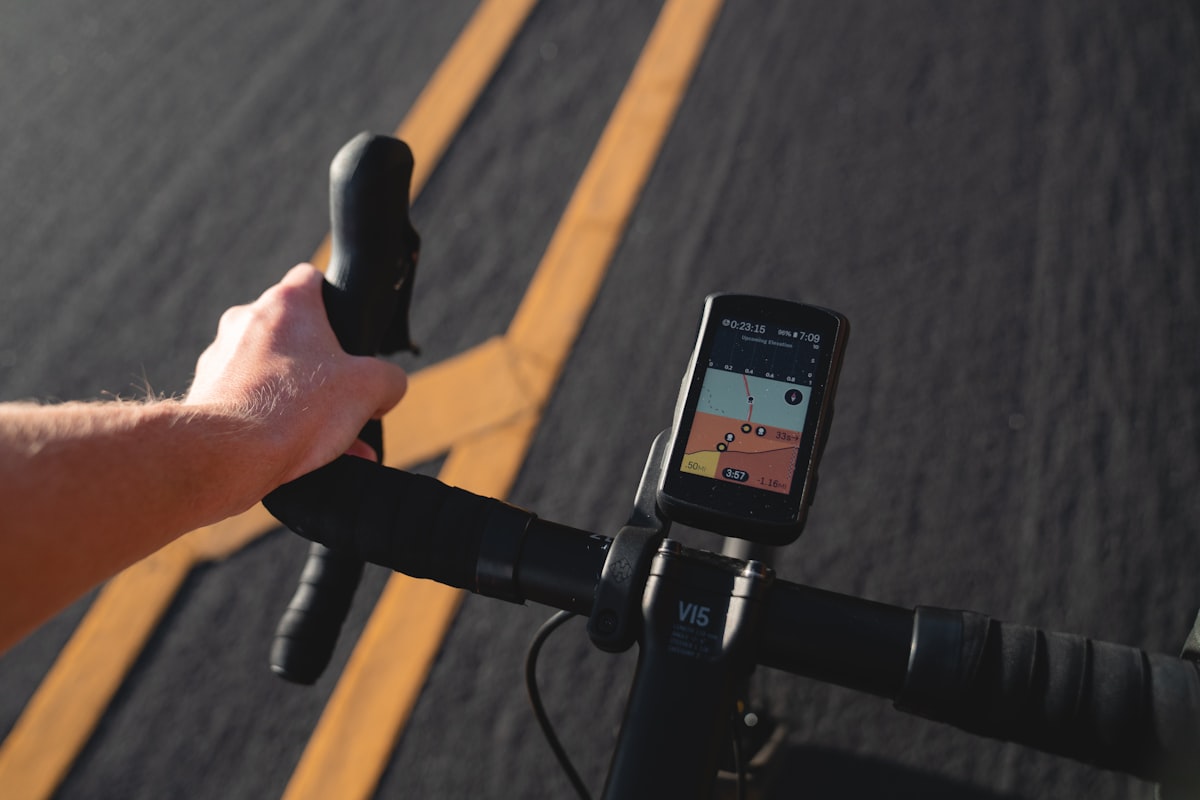 Compteur GPS Garmin fixé sur le guidon d'un vélo de route