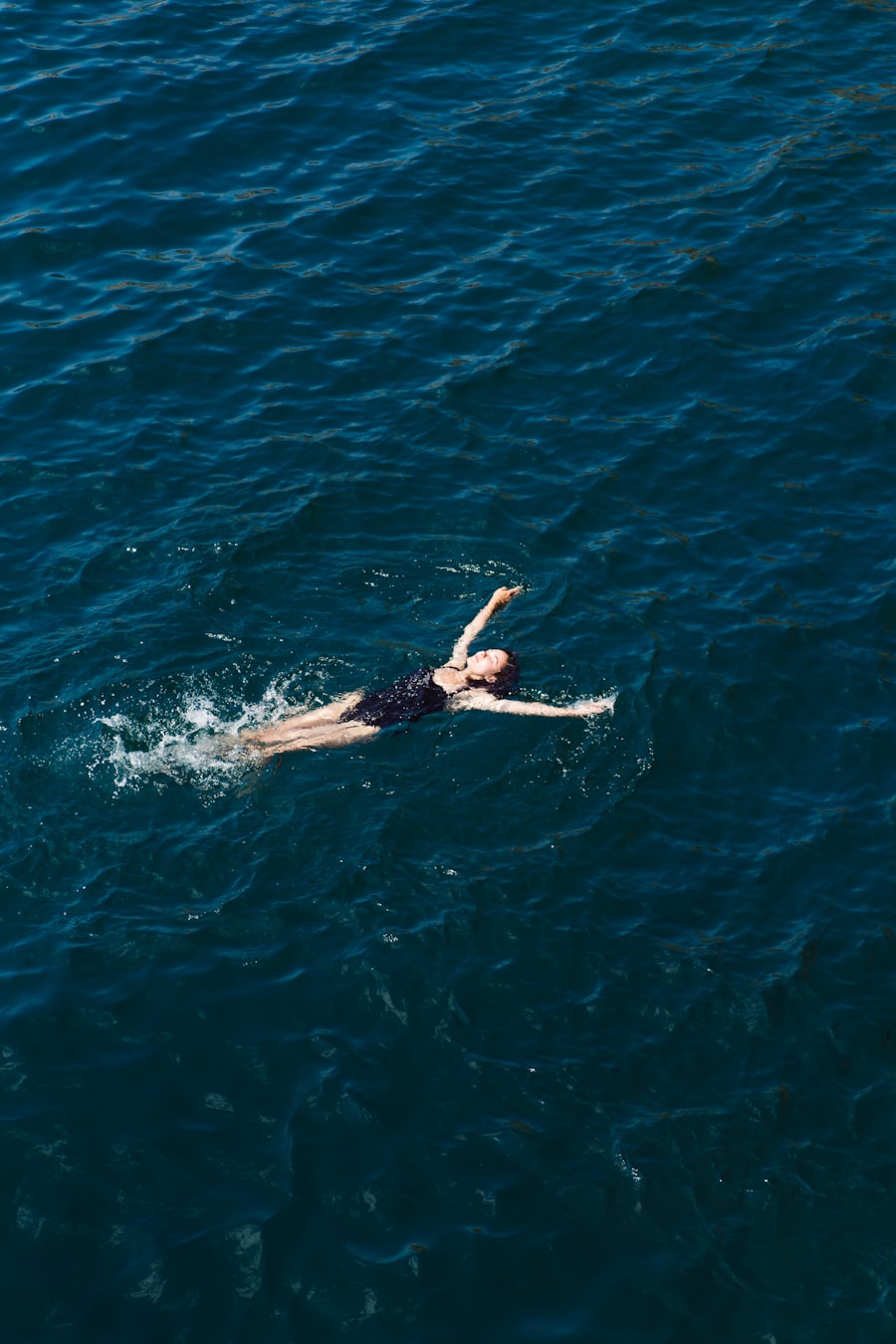 Vue aérienne d'une nageuse en eau libre dans la mer