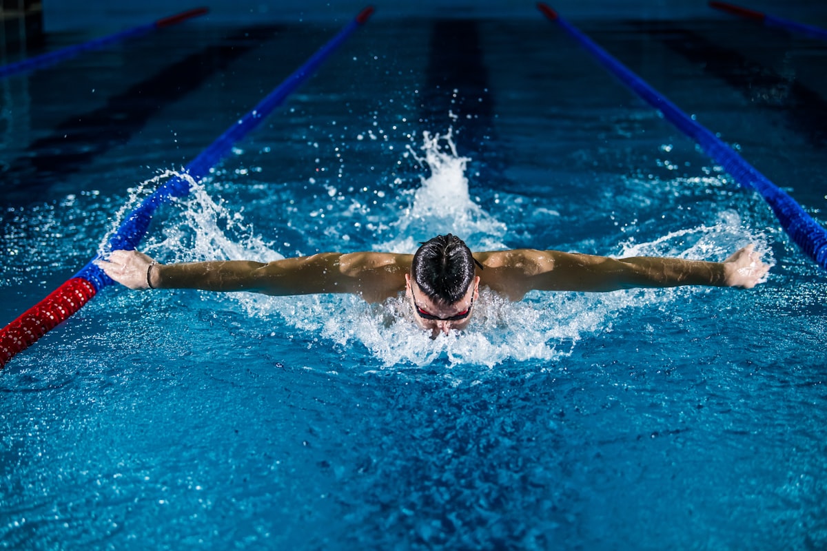 Nageur en lunettes de natation en eau libre