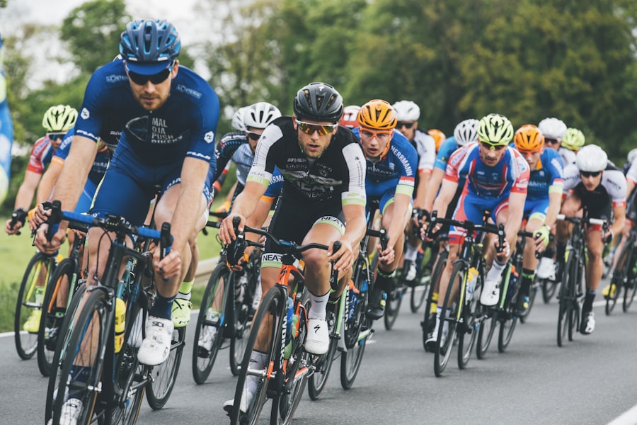 Peloton de cyclistes en course sur route