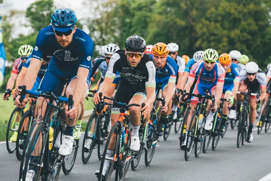 Peloton de cyclistes en course sur route