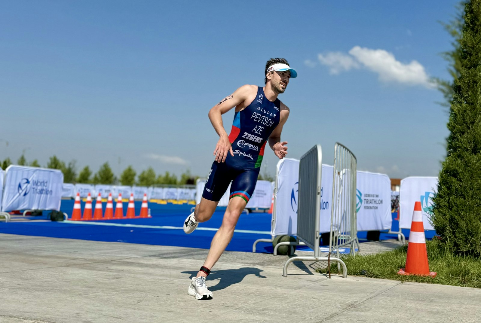 Triathlète en train de courir sur une route en pleine nature